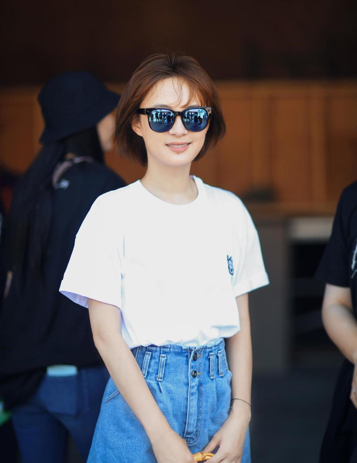 怪不得孙俪一直留短发穿白t恤配牛仔裤短裤随意搭配都很减龄