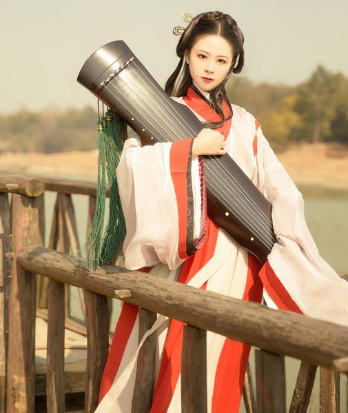 汉服拍摄:图一小姐姐身穿交领衣衫,怀抱着古琴,古韵十足!