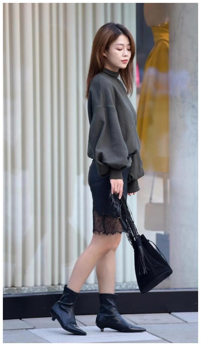 黑色小皮裙 卫衣穿搭, 搭配尖头低跟短靴, 演绎完美秋冬时尚!