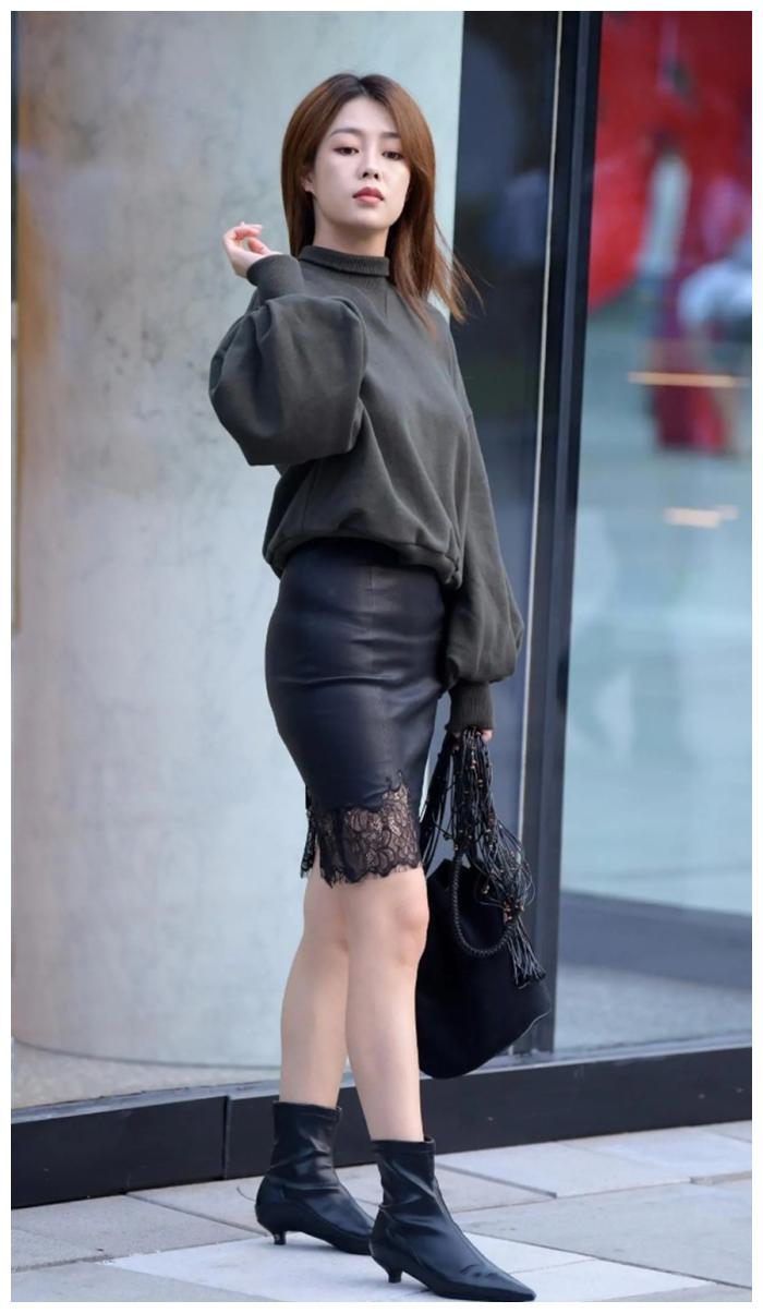 黑色小皮裙 卫衣穿搭, 搭配尖头低跟短靴, 演绎完美秋冬时尚!