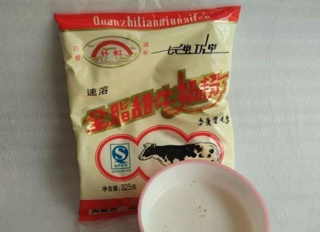 长虹奶粉,红色的塑料包装上画着一个奶牛,喝起来味道甜甜的~小时候