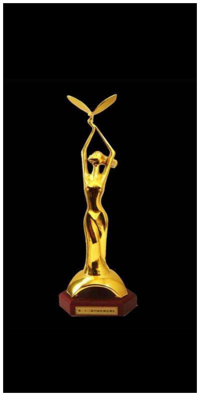 从金鹰奖诞生之初,奖项的奖杯便是一个女神的形象状态.