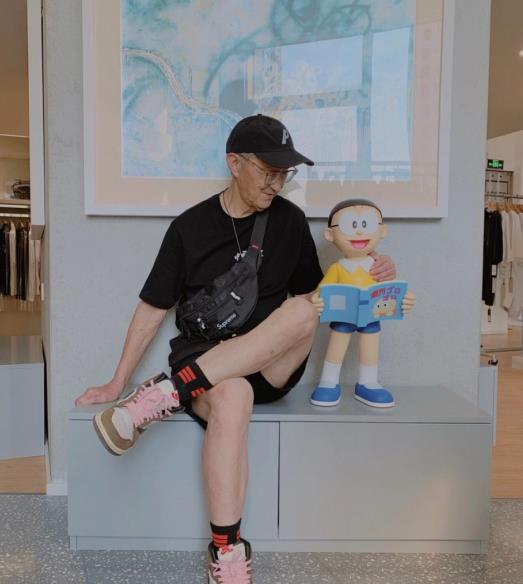 83岁老爷爷不要太潮粉衣服粉帽子配胸包潮流男孩上线