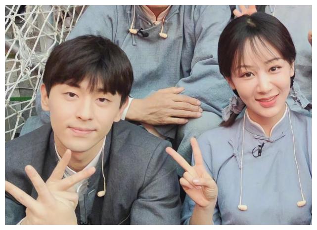 杨紫邓伦同框合照二人对镜比耶超甜我却在关注角落里的李现