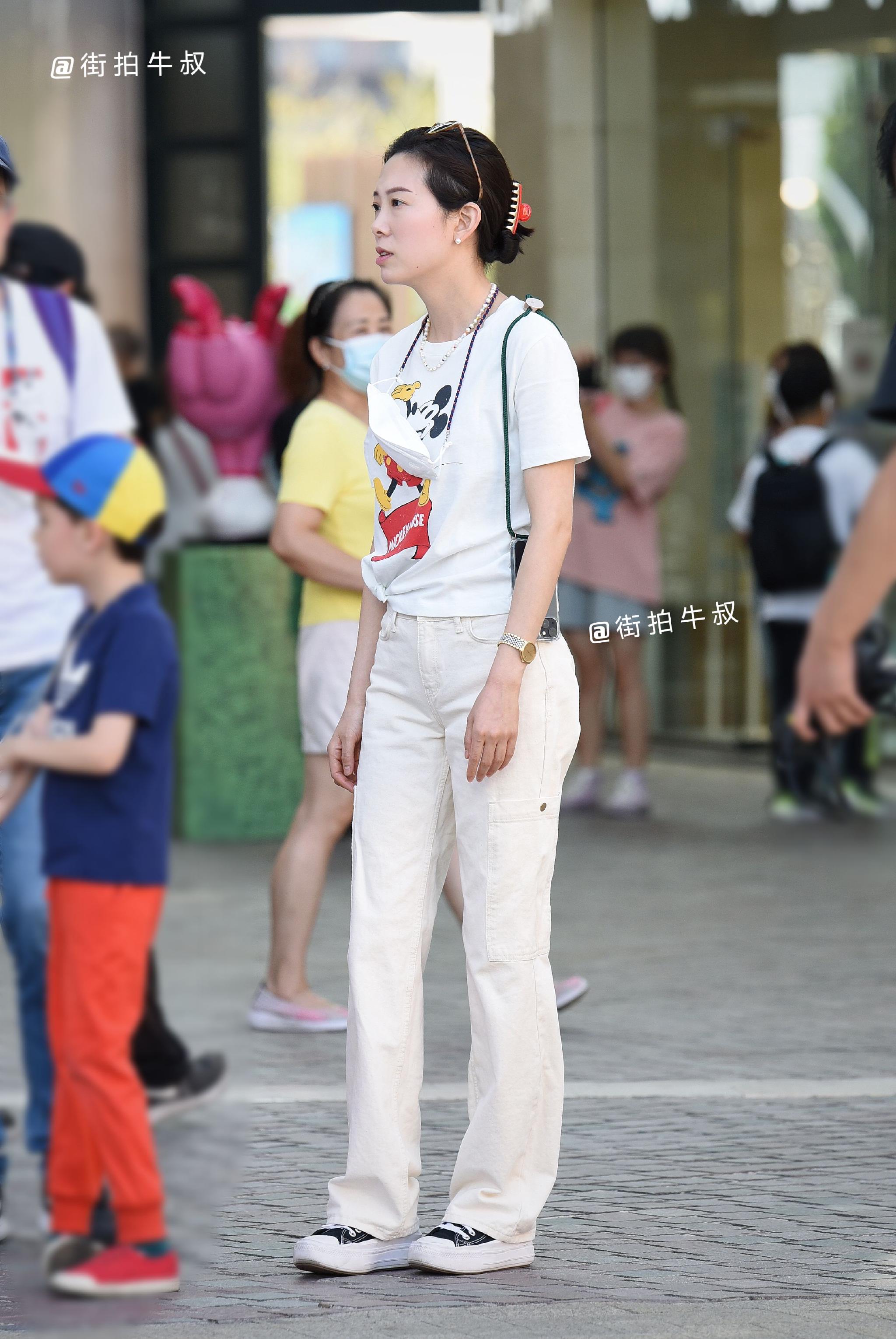气质宝妈穿着简单漂亮的t恤牛仔裤出街