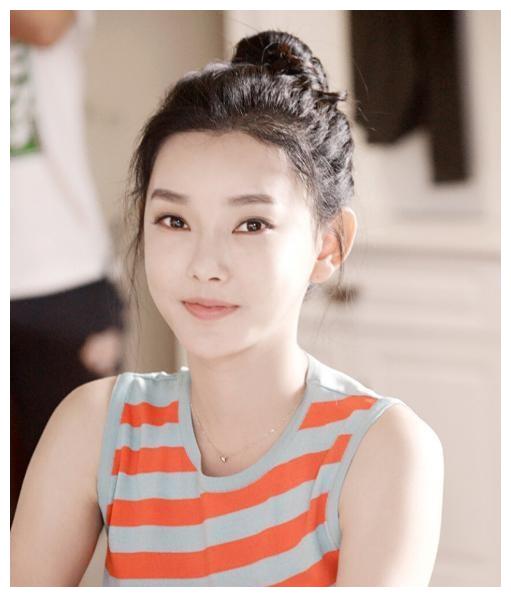 在《废柴兄弟4》中,童飞饰演小于白富美杜,她的性格中有一个神经质的