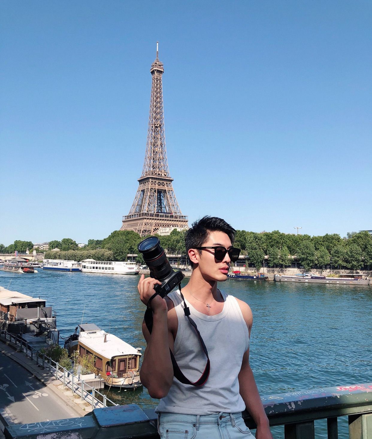 分享一枚来自朝阳的帅哥,毕业于北京服装学院,是枚出色的摄影师