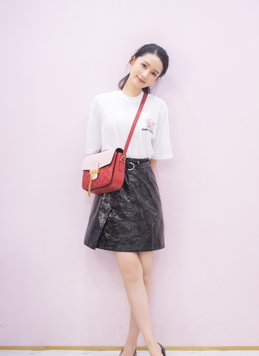 李沁也太嫩了,穿t恤"塑料"a字裙,对镜甜笑比18岁少女还美