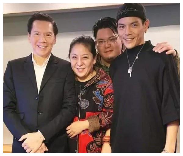 向华强的两个儿子向佐和向佑,为什么差别那么大?