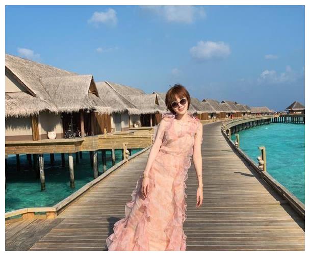 在海边的周弋楠每次都有不同的度假装扮,她的身材真不像已经生过孩子