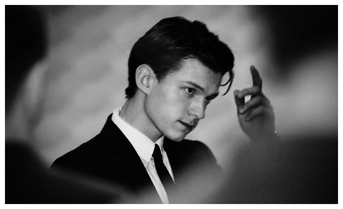 小蜘蛛荷兰弟新女友曝光,互晒照片太甜蜜,网友吐槽女友像他妈