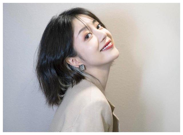 曾比肩热巴,离开杨幂后一直没火,参加《演员2》的她因忘词出圈