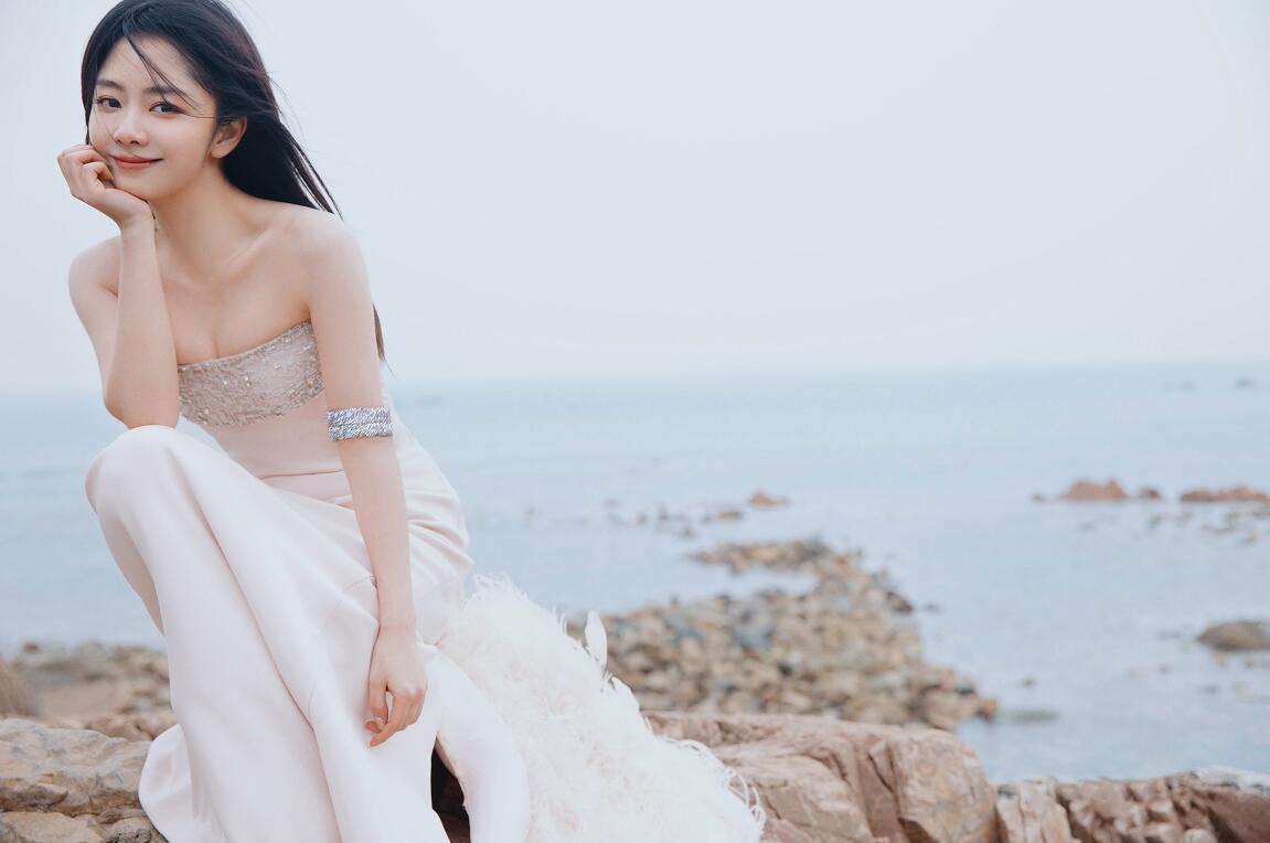 谭松韵穿白色礼服海边拍写真秀事业线肌肤雪白笑容灿烂超可爱