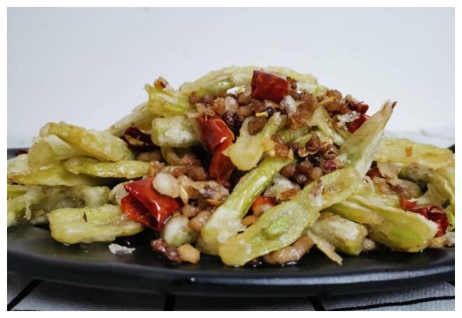 一般来说,芸豆想要好吃,最起码第一点必须麻辣鲜香,其次是入口酥脆