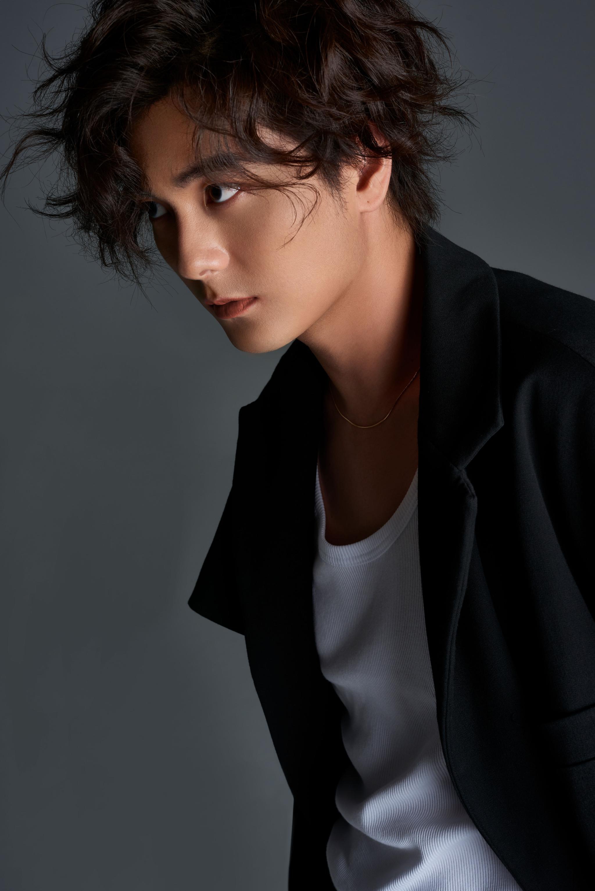 演员邓竞生日质感写真上线 眼神深邃故事感十足