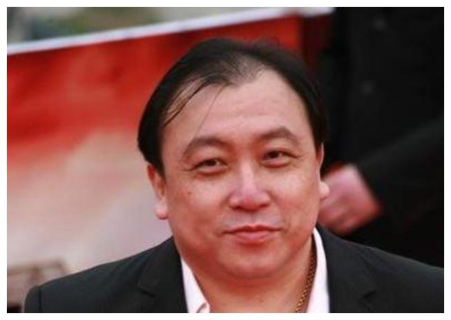 64岁导演王晶近照，罕见与家人同框；如今一家四口生活十分幸福__财经头条