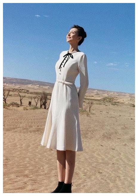 央视出美女,95后主持张舒越红裙明艳大气,细腰长腿难怪穿啥都美|央视