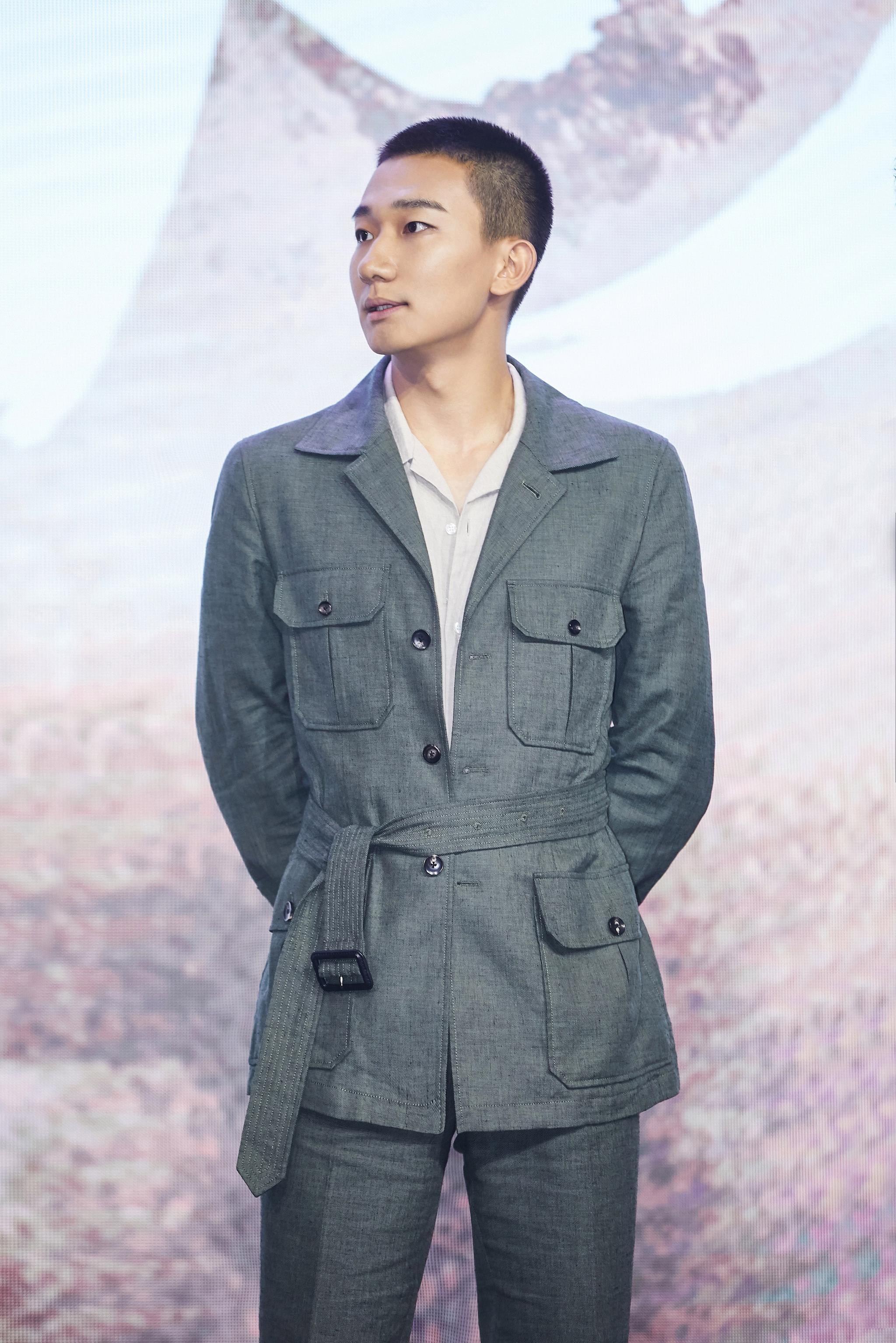 吴昊宸出席耀客传媒年度发布会 寸头造型尽显《浴火》硬汉形象