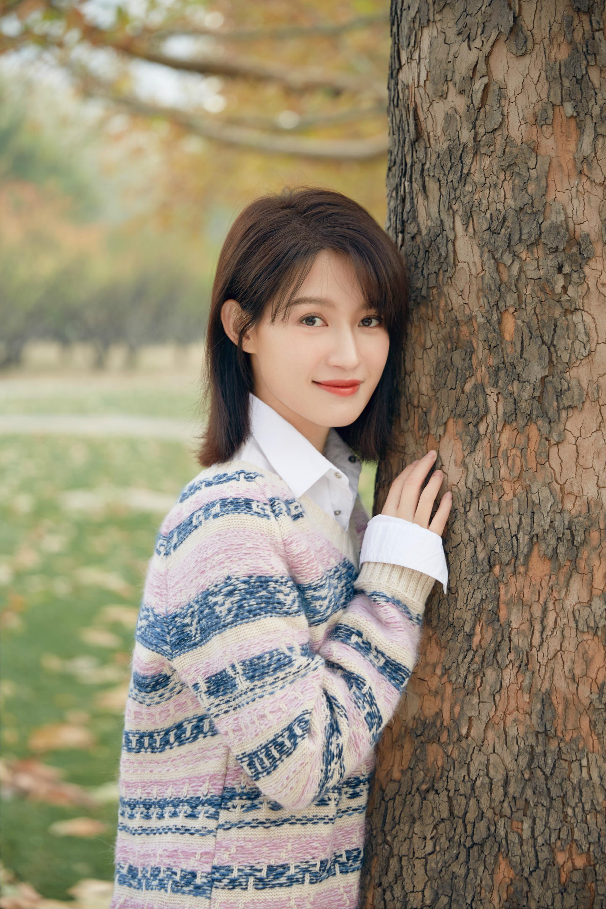 苏青笑眼弯弯明媚温柔恬静美好尽显气质