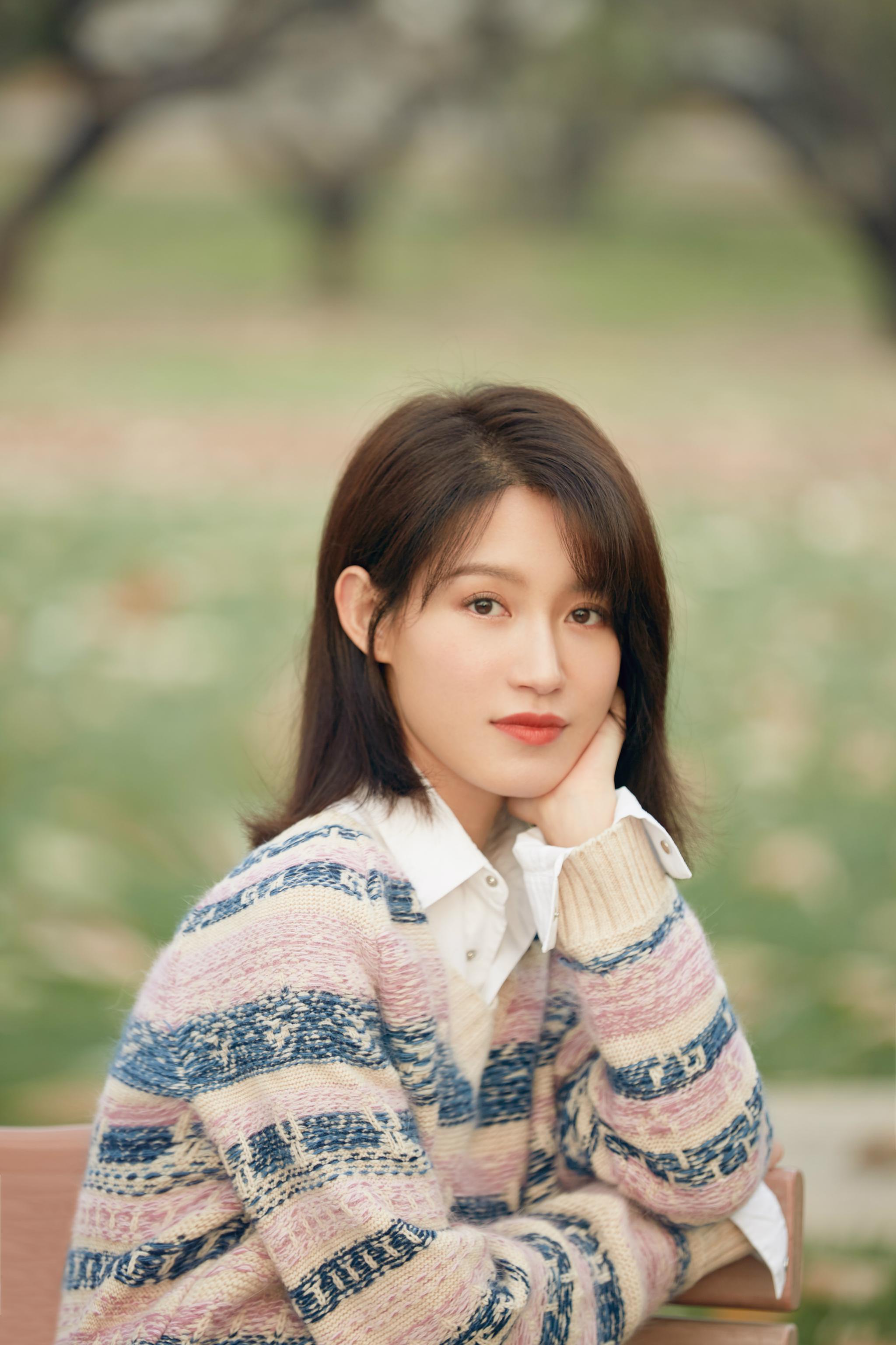 苏青笑眼弯弯明媚温柔 恬静美好尽显气质