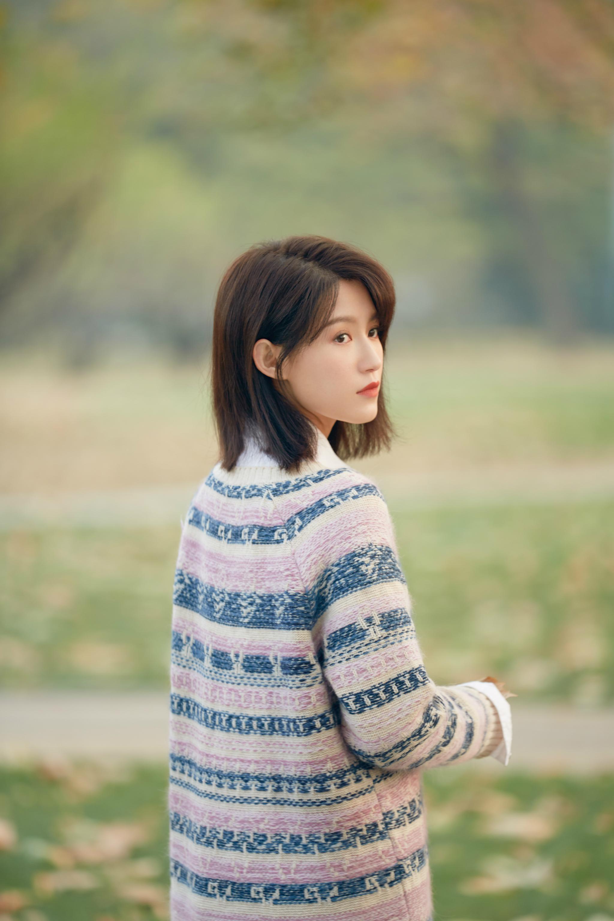 苏青笑眼弯弯明媚温柔 恬静美好尽显气质