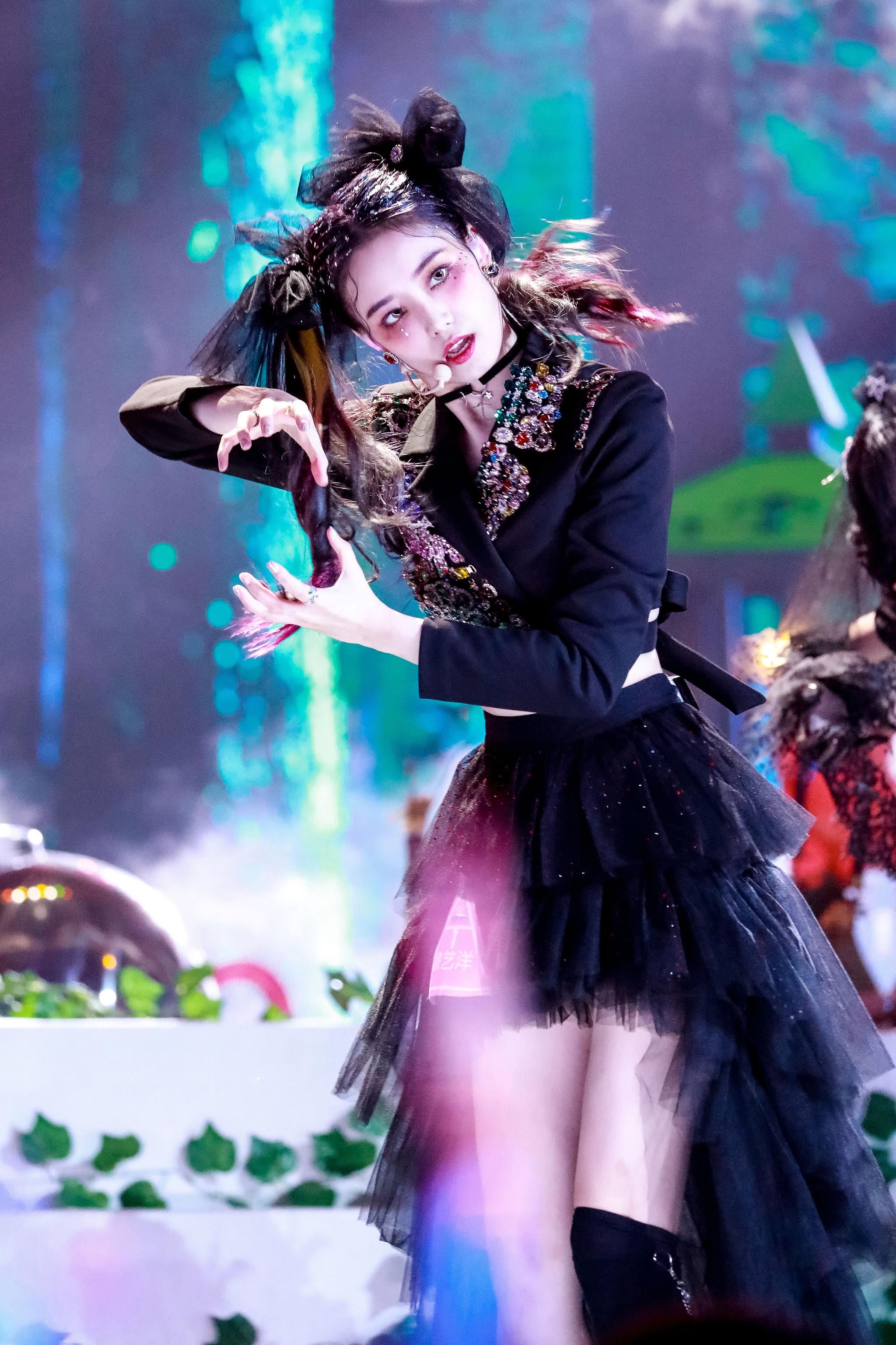 创造营2020徐艺洋获全场撑腰王怪女孩暗黑造型挑染双马尾