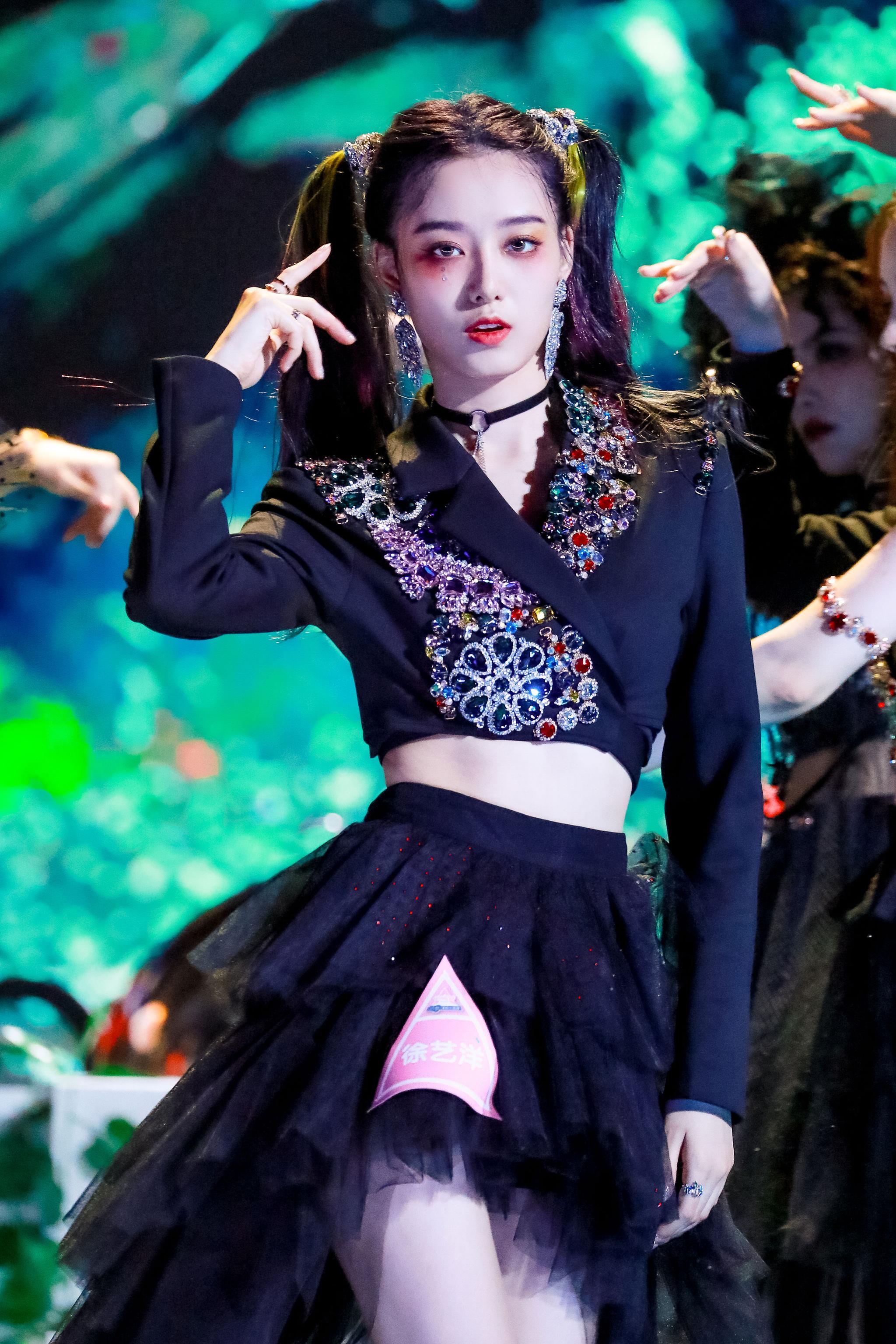 来自龙韬娱乐的学员徐艺洋第一次担当c位,突破性表演舞台《怪女孩》获