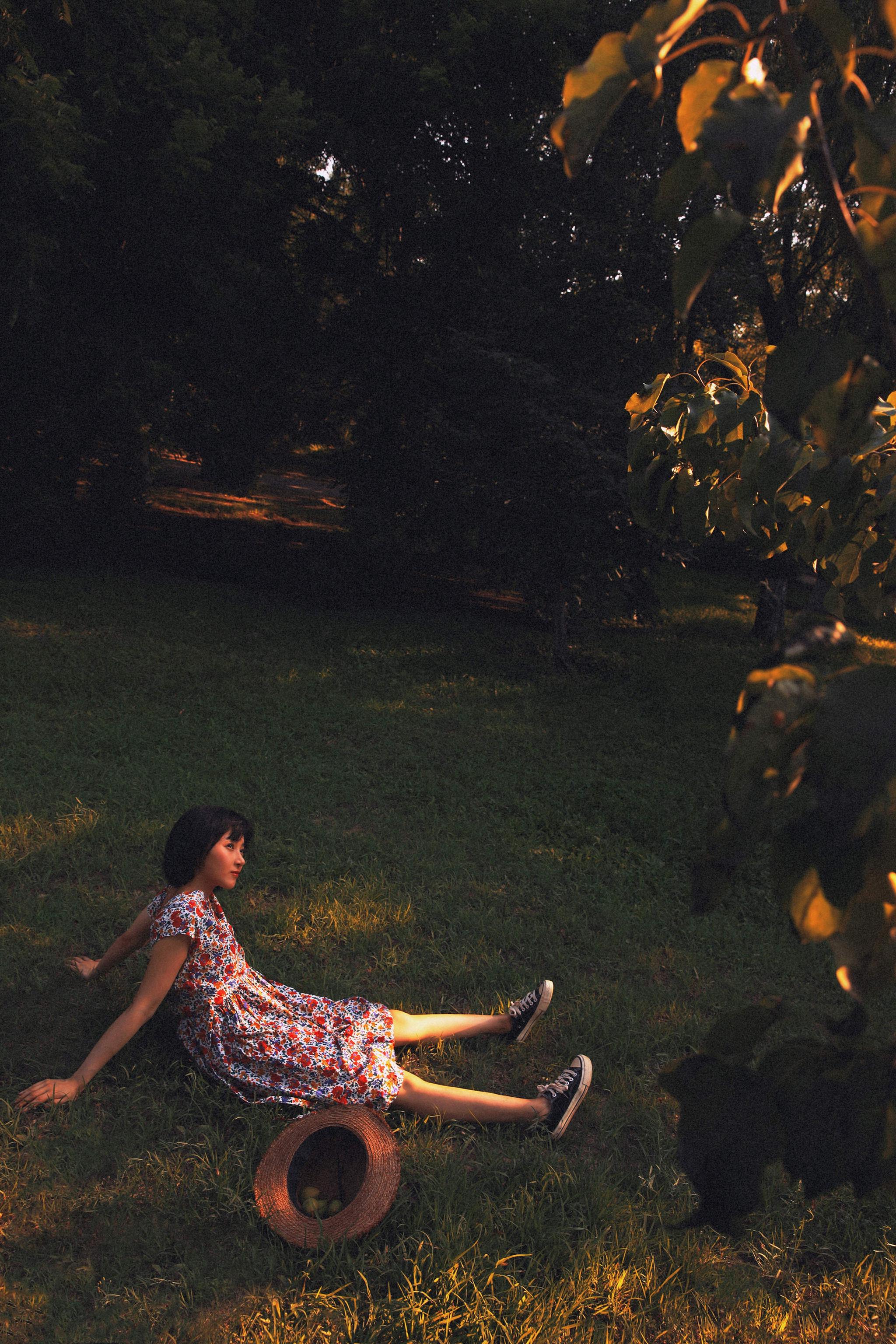 卜冠今曝光胶片风写真 释放"野草女孩"夏日活力