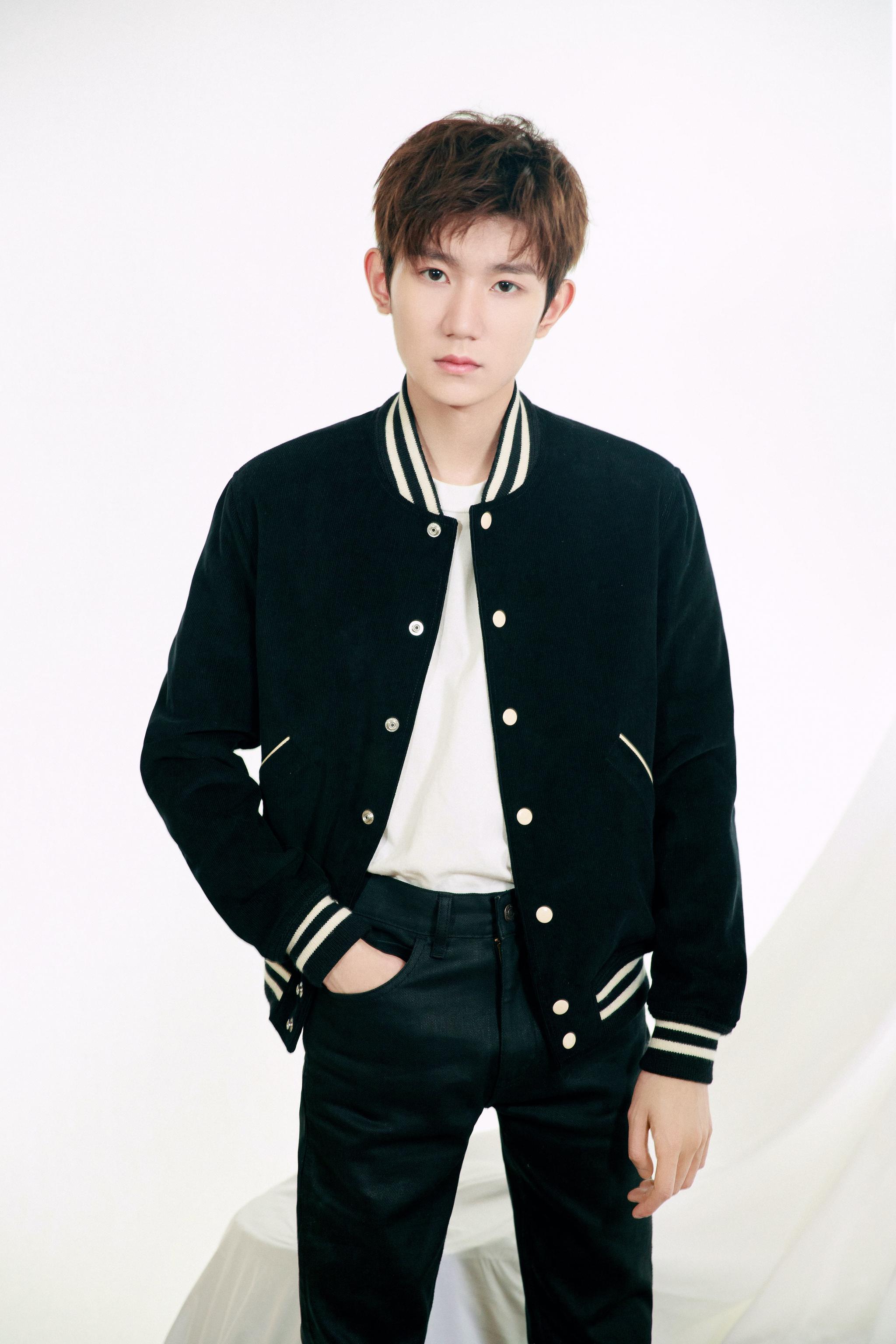 王源现身《我和我的家乡》北京首映礼 谈拍摄体会自感治沙人不易