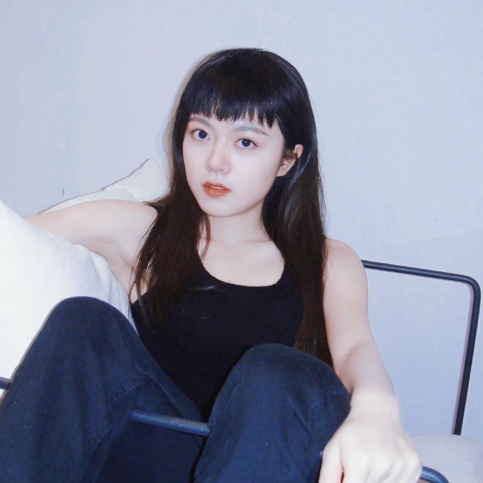 19岁赵今麦晒新发型齐刘海大眼睛尽显少女感一颦一笑好漂亮