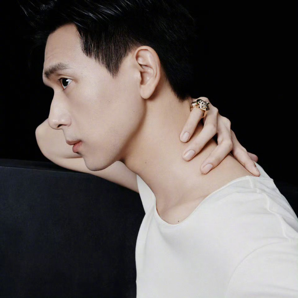 利落醒目的几何造型，交织轻盈设计，李现彰显自信风范