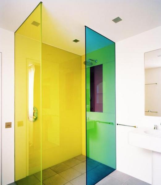 一进入卫生间,就被这样的彩色淋浴房玻璃隔断所吸引,抢眼的很!