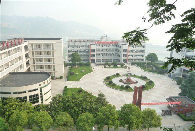 湖北省秭归县第一中学校园景色(2012年6月摄)