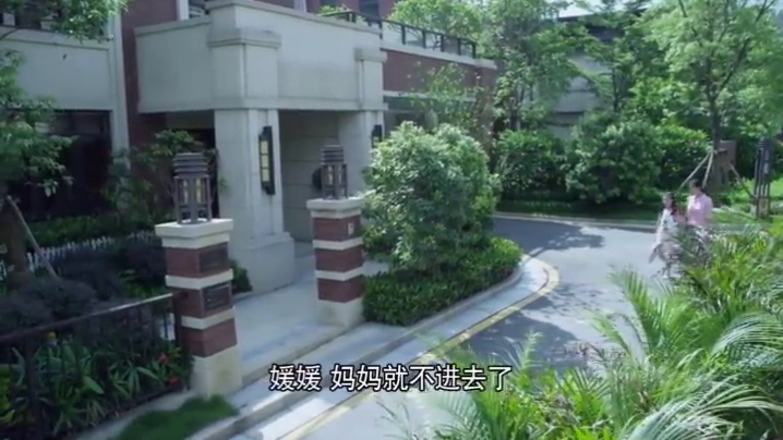 前妻送孩子回前夫家 不料被老婆凶巴巴的赶走 前夫后悔啊