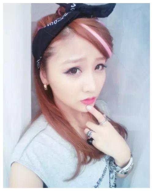 于玮也曾是圈内人,是国内首支少女偶像组合idol girls(爱朵女孩)中的