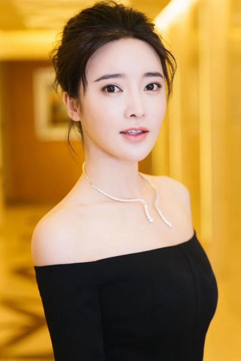 演员张璇,时尚百变气质端庄,好身材令人羡慕!