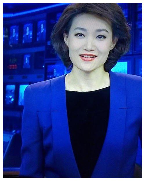 新闻联播主持人李梓萌,摘掉头套美到认不出,与镜头前差别太大