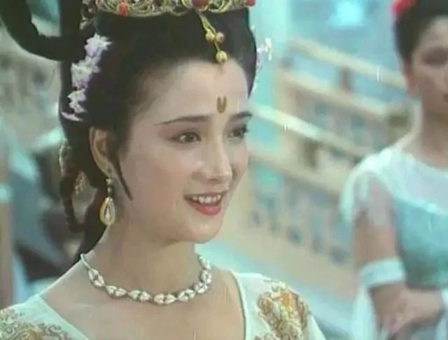 她是唯一演全四大名著的人,因长相美在车站被发掘,现在依然很美休闲区蓝鸢梦想 - Www.slyday.coM 她是唯一演全四大名著的人,因长相美在车站被发掘,现在依然很美休闲区蓝鸢梦想 - Www.slyday.coM