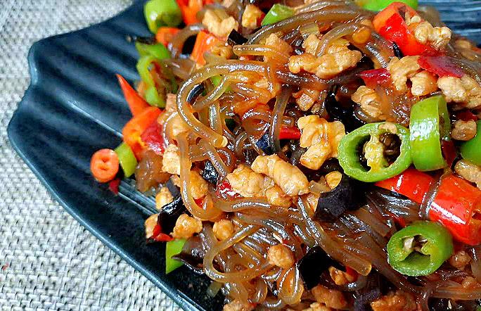 炒粉条时,别直接下锅,多加1步,粉条根根顺滑,不粘锅,不成坨