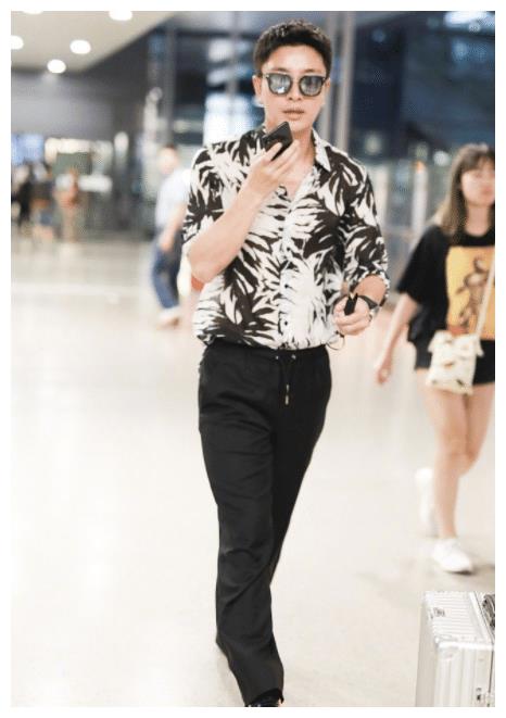 贾乃亮单身后焕发第二春，穿花哨衬衫变帅小伙，37岁看起来像20多休闲区蓝鸢梦想 - Www.slyday.coM