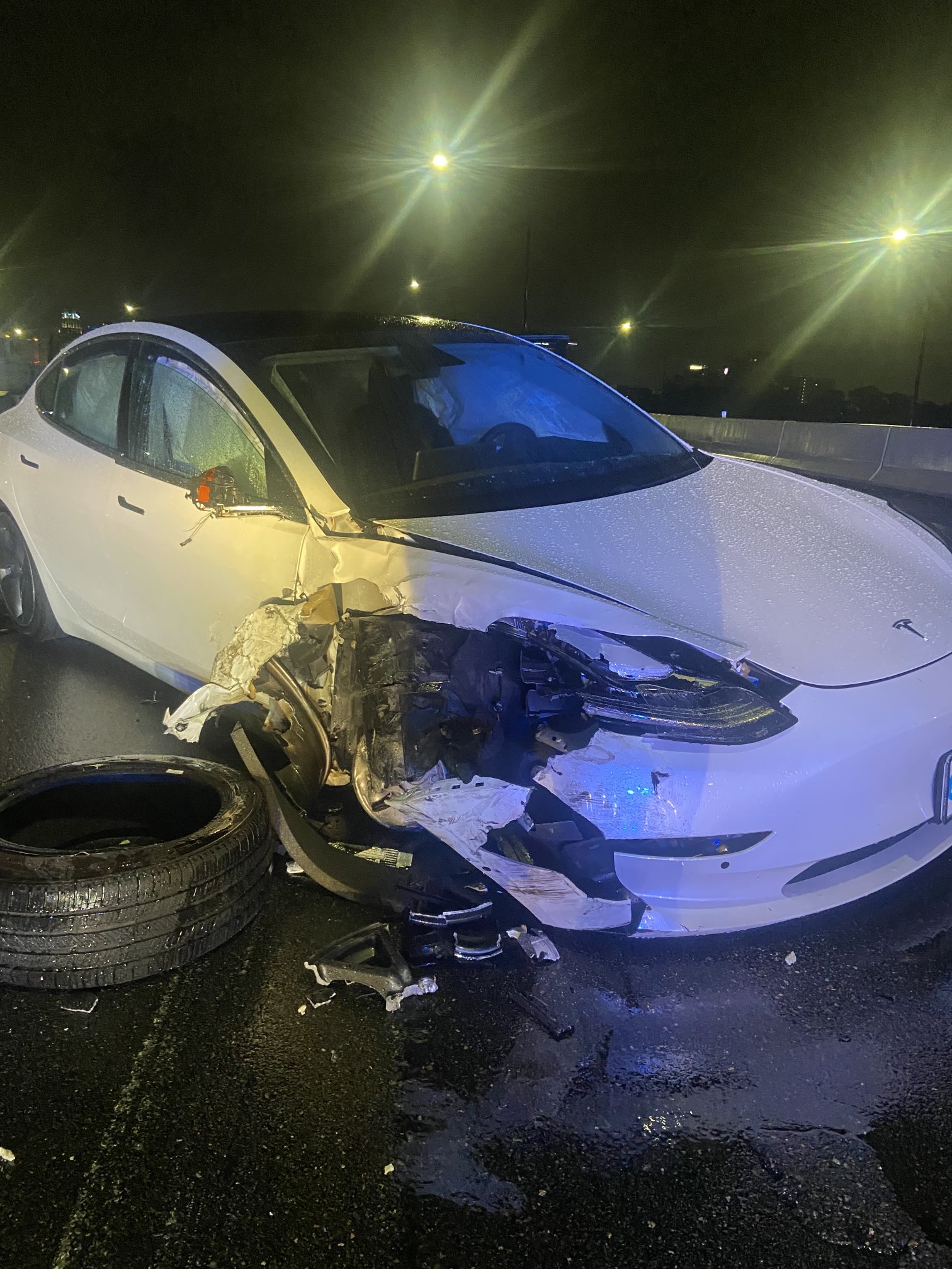 开启辅助驾驶的特斯拉model3在美国撞上了警车