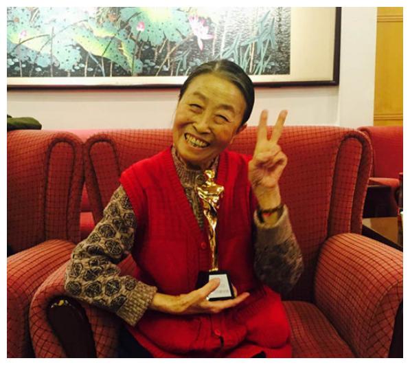 82岁老戏骨出门骑三轮,住狭窄的小房子,网友:十分接地气|张少华|小