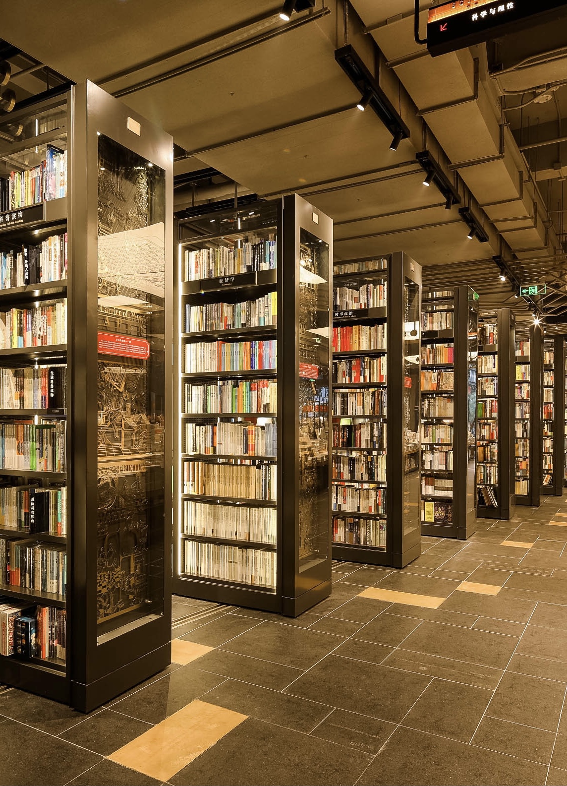 在书店右侧,整齐排列着15个独立书架,而书架侧面则开辟出了一方小天地