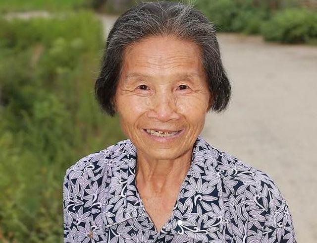 回家收麥子,90歲奶奶塞給我一百塊錢,摔她臉上,我放聲大哭