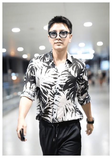 贾乃亮单身后焕发第二春，穿花哨衬衫变帅小伙，37岁看起来像20多休闲区蓝鸢梦想 - Www.slyday.coM