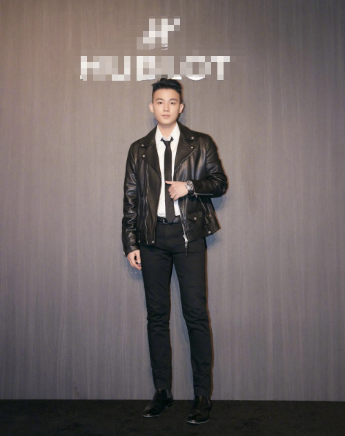 曾和马思纯谈恋爱,今穿棉衣拿烟花跨年,少年的笑容太憨了|欧豪|马思纯