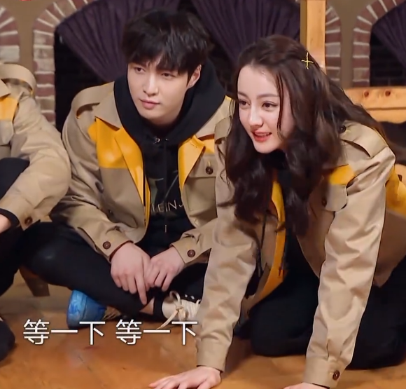 难怪热巴上车后与邓伦挤着坐,看到张艺兴身边空位放的啥,理解了_高清