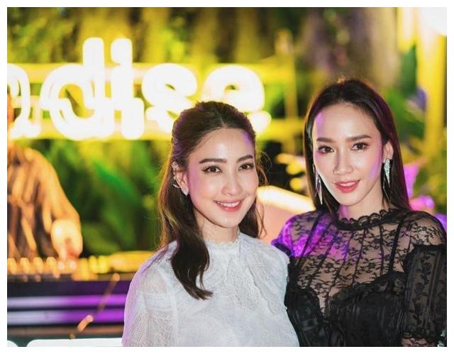 泰国女星aump出席男友新餐馆的开业仪式