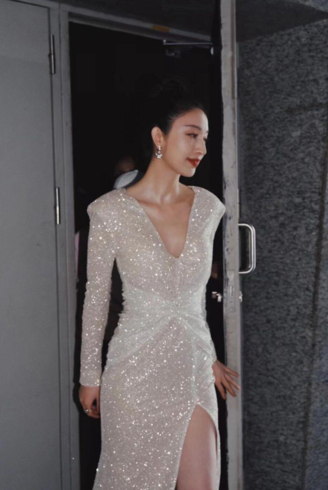 37岁的张俪依旧风韵犹存一袭露背开叉长裙性感与高贵并存