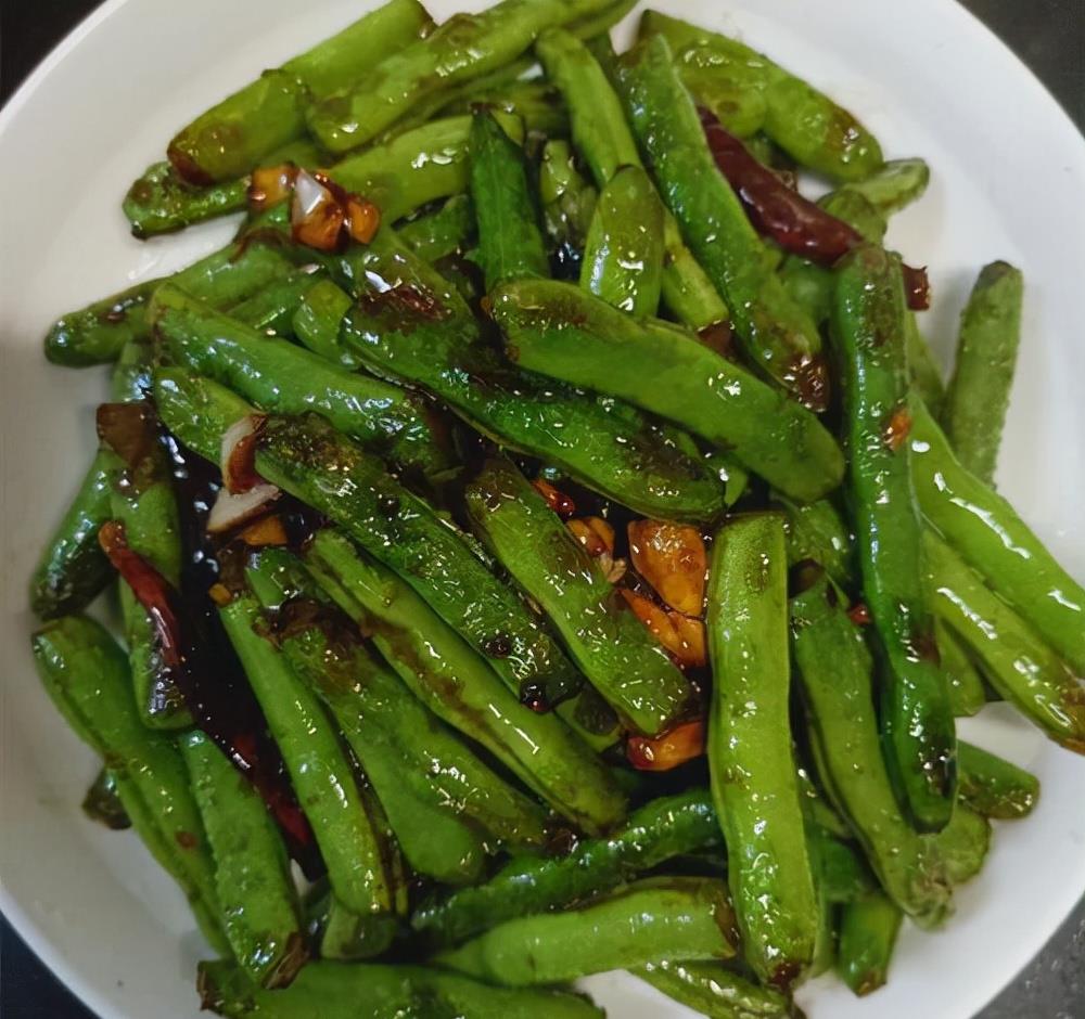 家常干煸四季豆做法简单又下饭千万注意要炒熟哦